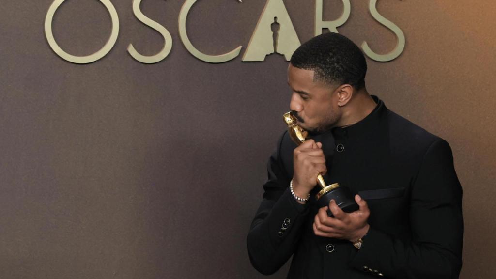 Michael B. Jordan posa con la estatuilla a mejor actor por 'Los pecadores' este domingo, en la ceremonia 98º de los premios Óscar. Foto: EFE/ Armando Arorizo