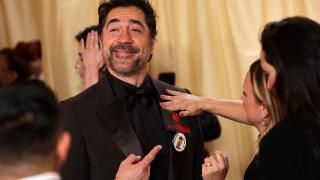 Javier Bardem señala el No a la guerra y la chapa a favor de Palestina que ha lucido en la solapa durante los Premios Oscar. Foto: Reuters, la excepción en una gala de los Oscar apolítica