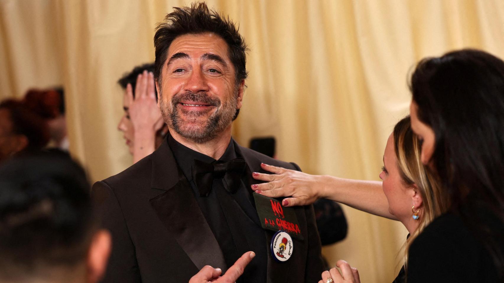 Javier Bardem señala el No a la guerra y la chapa a favor de Palestina que ha lucido en la solapa durante los Premios Oscar.