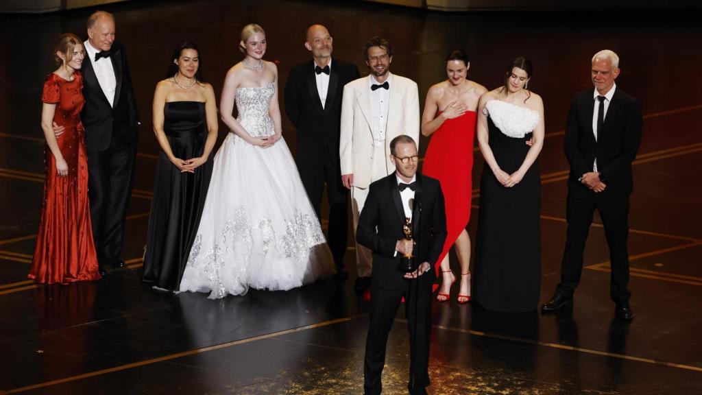 Joachim Trier con el Oscar a mejor película internacional por 'Valor sentimental', rodeado por el equipo del filme. Foto: EFE/EPA/CHRIS TORRES