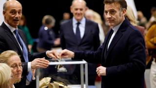 The French president, Emmanuel Macron, voting in the municipal elections this Sunday.