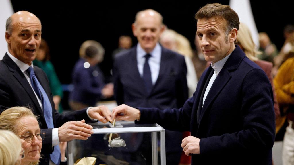 El presidente francés, Emmanuel Macron, votando en las municipales de este domingo.