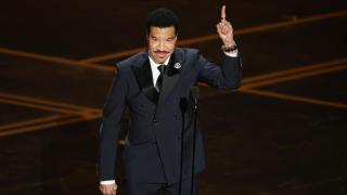 Lionel Richie presenta el Oscar a la Mejor Canción Original durante la 98ª ceremonia anual de los Premios de la Academia.