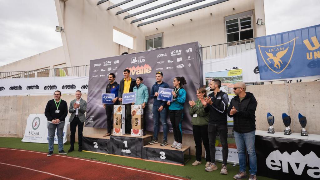 Podium con los campeones de la prueba