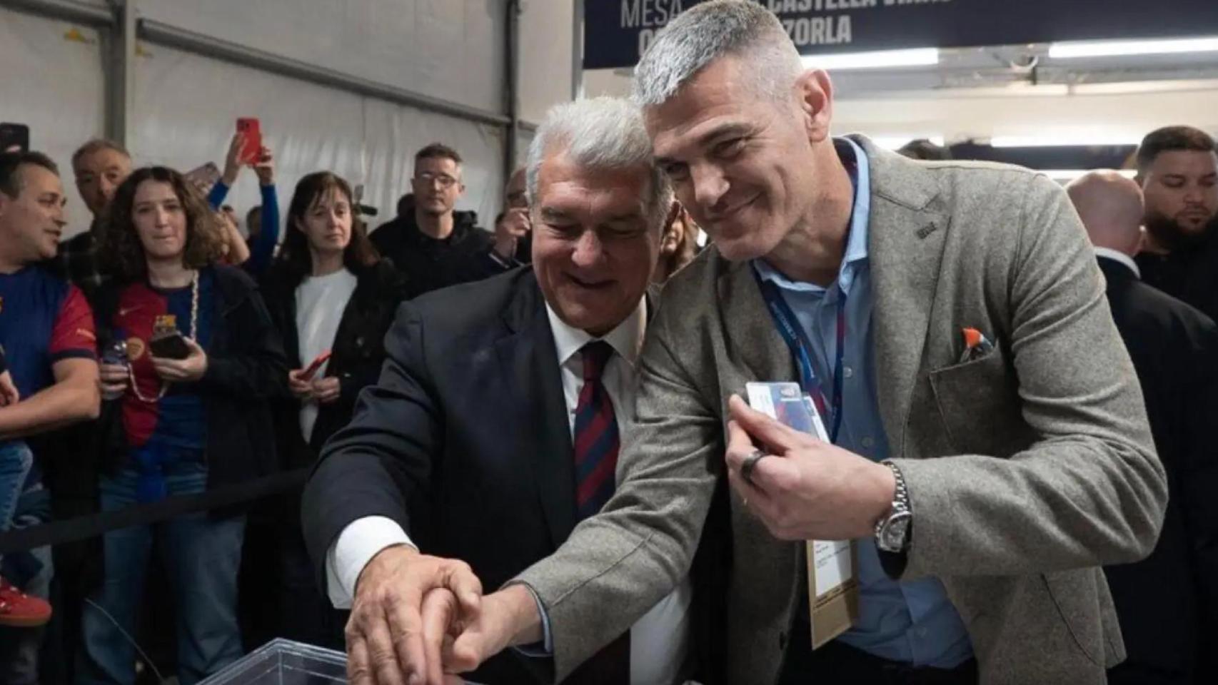Enric Masip, a la derecha, ejerciendo su derecho a voto en las elecciones del Barça junto a Laporta