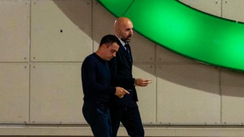 Xavi Hernández y el periodista Edu Polo