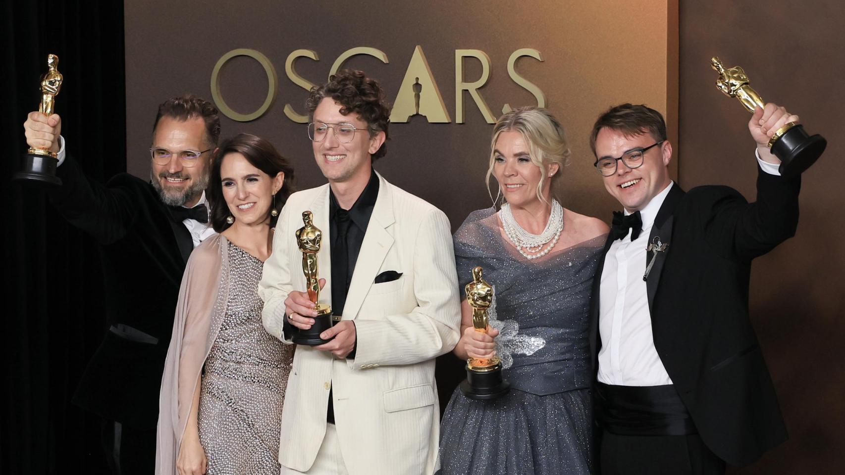 Desde la izquierda Radovan Síbrt, Alžběta Karásková, David Borenstein, Helle Faber y Pavel Talankin posan con la estatuilla a mejor largometraje documental por 'Mr. Nobody Against Putin'.