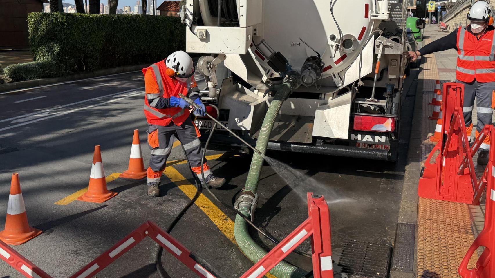 Los trabajos en el acantiladlo de Benidorm.