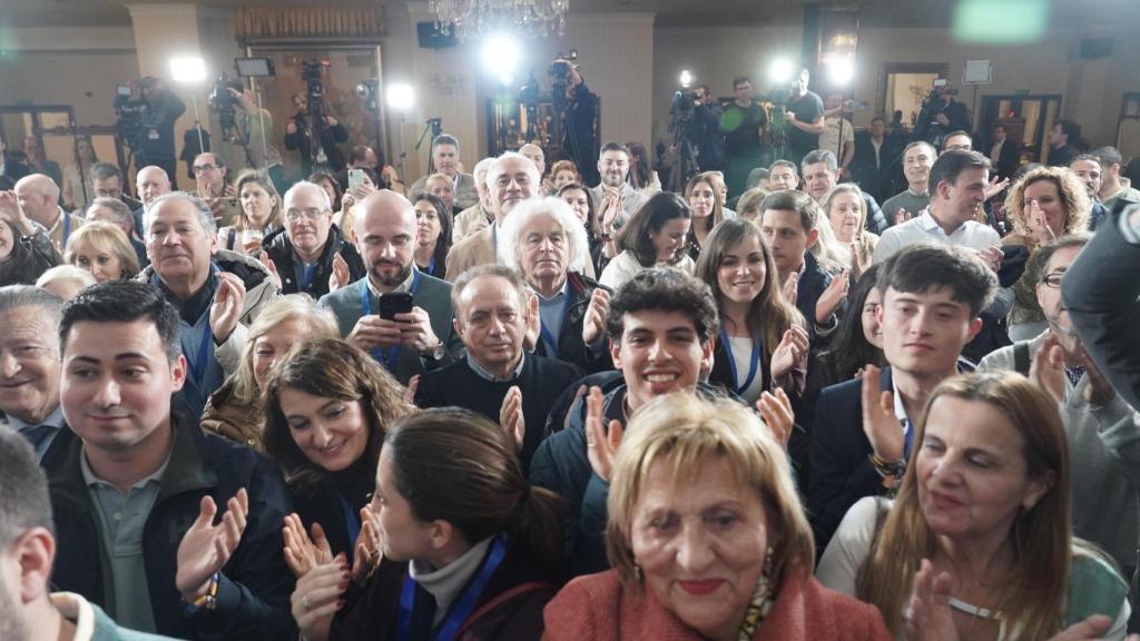 Simpatizantes del Partido Popular celebran en el Hotel Alameda Palace de Salamanca la victoria electoral de Mañueco.