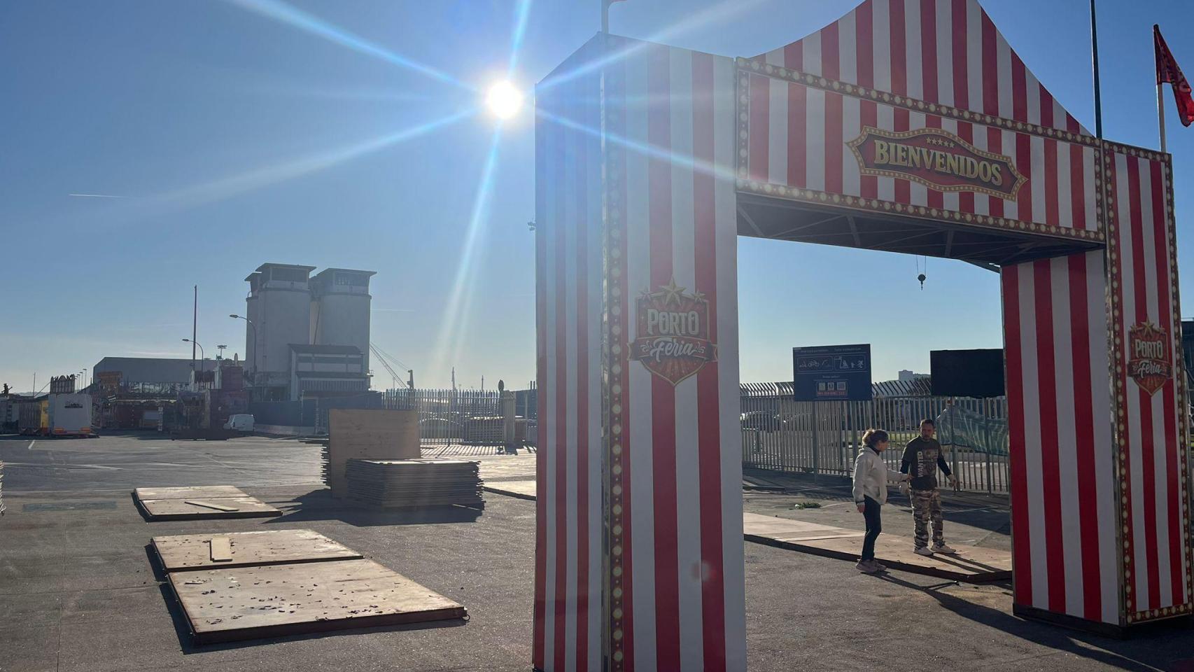 Operarios en el montaje de Porto Feira