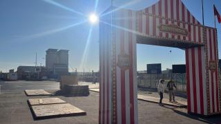Operarios en el montaje de Porto Feira