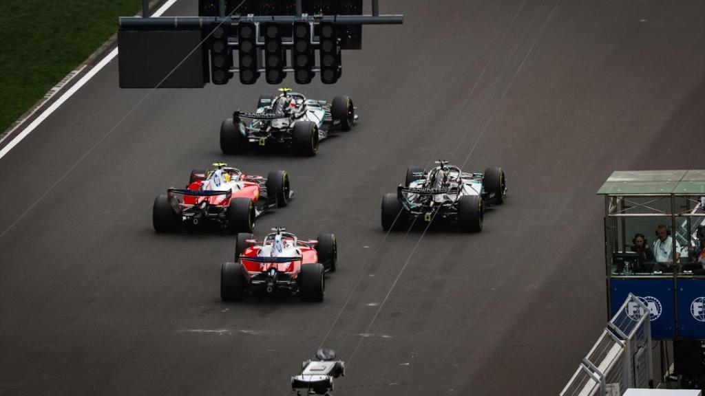 Los Mercedes y los Ferrari, durante el GP de China de Fórmula 1 2026