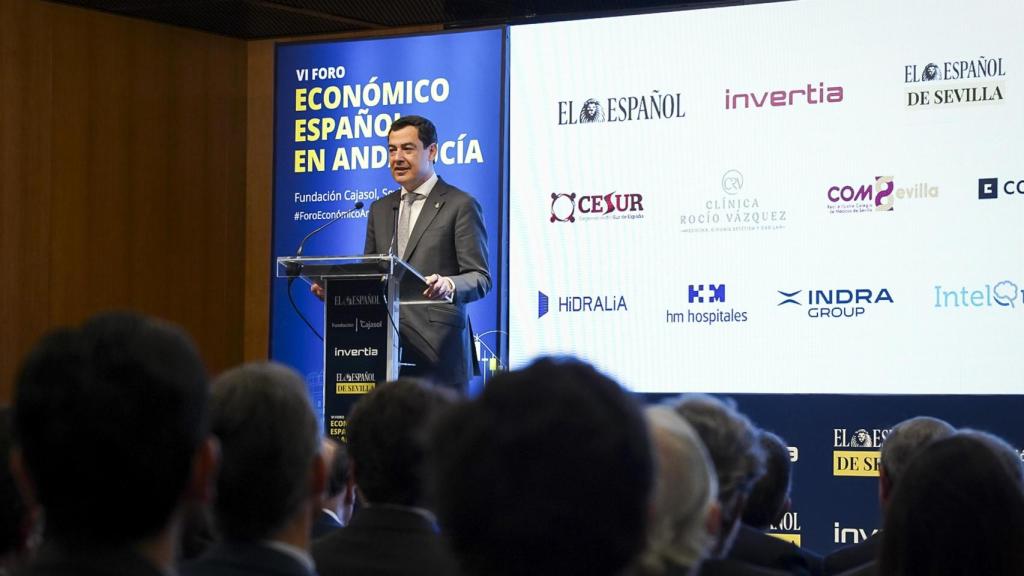 El presidente de la Junta de Andalucía, Juanma Moreno, en el VI Foro Económico Español en Andalucía.