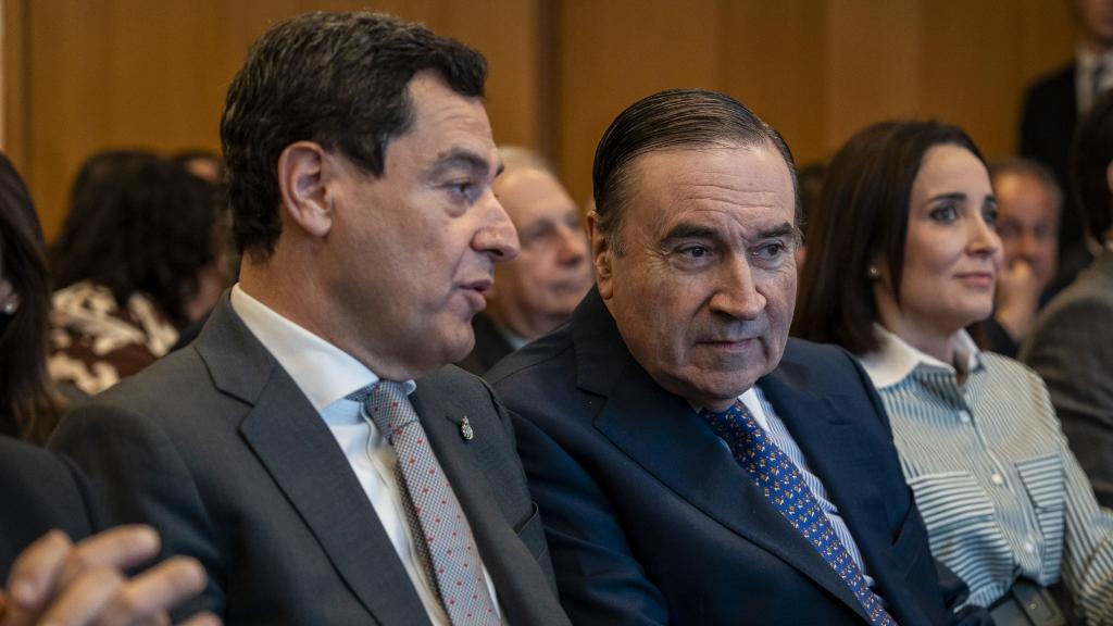 El presidente de la Junta de Andalucía, Juanma Moreno, y el presidente ejecutivo y director de EL ESPAÑOL, Pedro J. Ramírez.