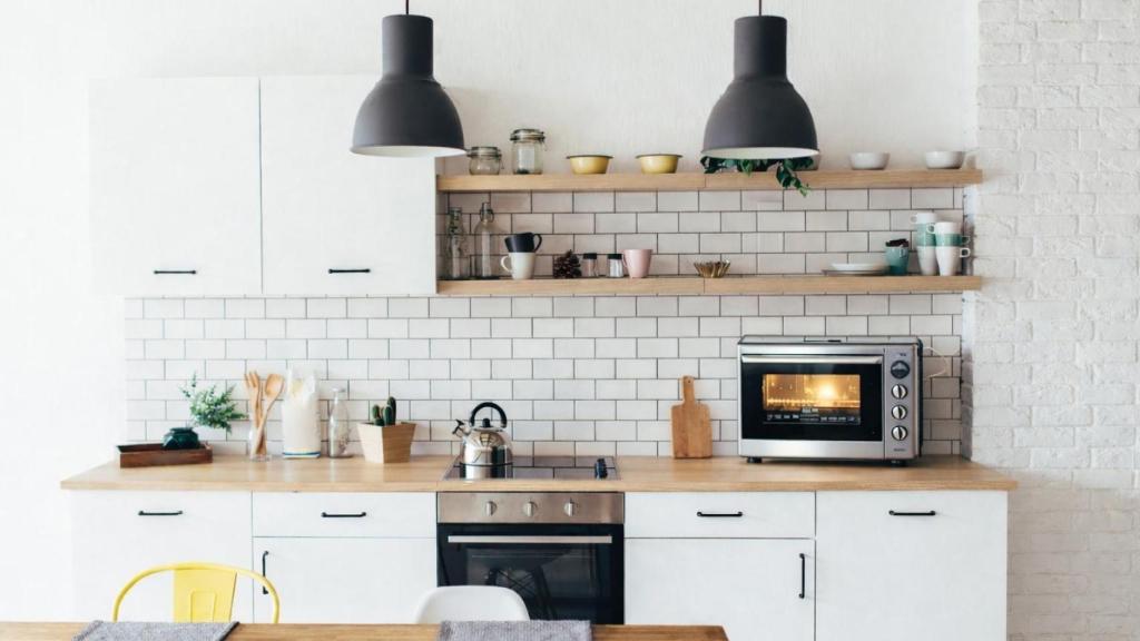 Cocina moderna con horno portátil.
