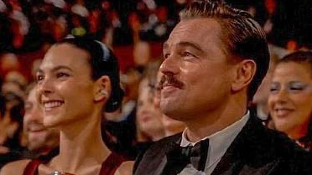 Leonardo y su pareja, viendo la gala de los Oscar.