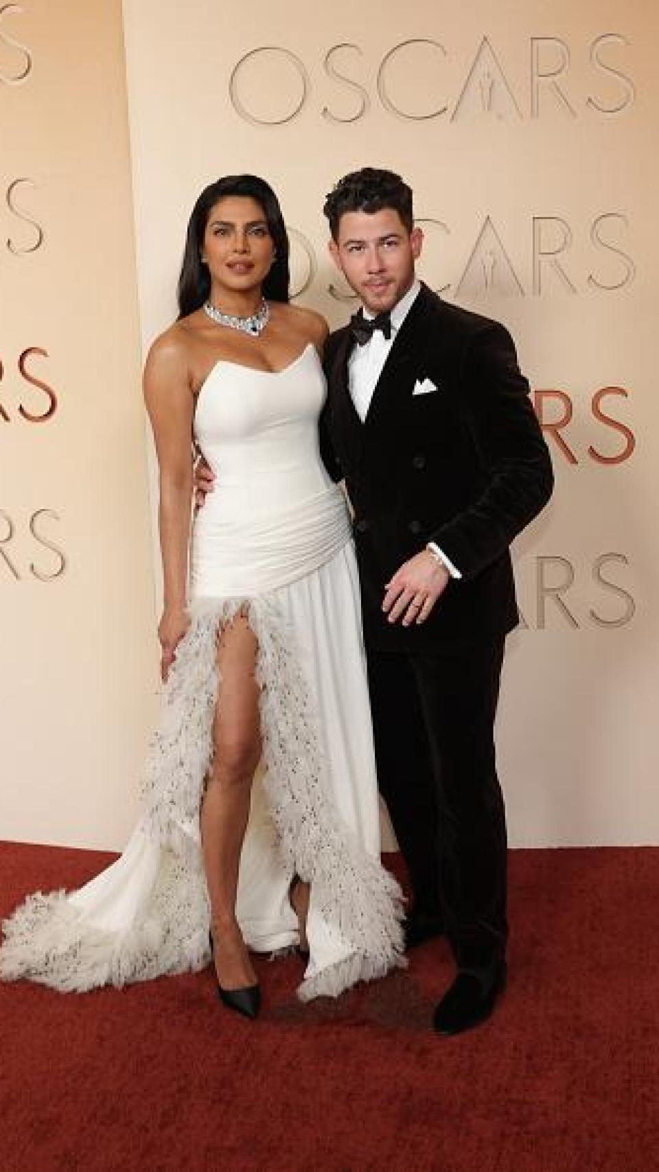 Nick Jonas y Priyanka Chopra en la alfombra roja de los Oscar.