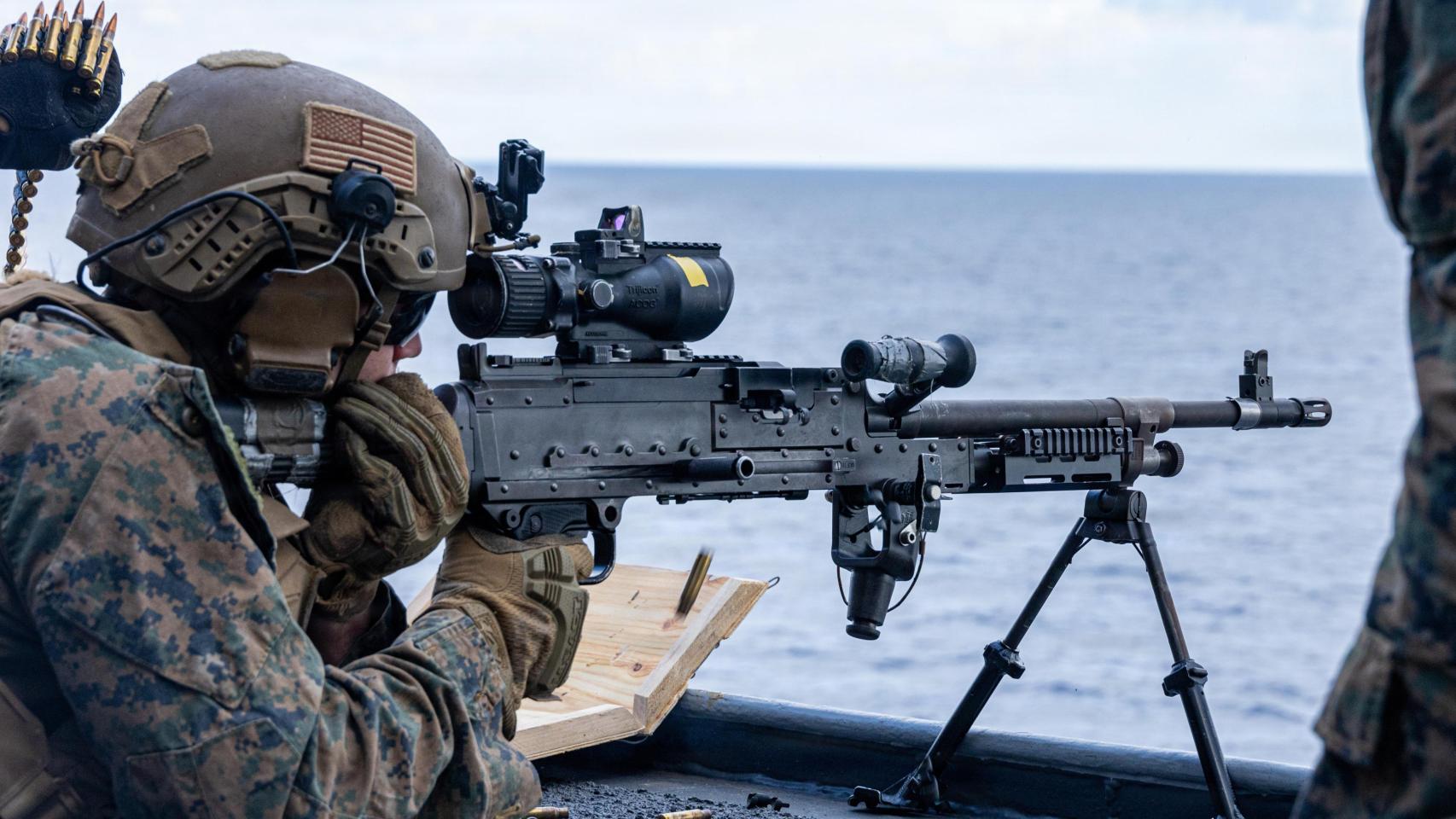 Efectivos de la Unidad Expedicionaria de Marines de EEUU practican tiro desde la cubierta del USS New Orleans.