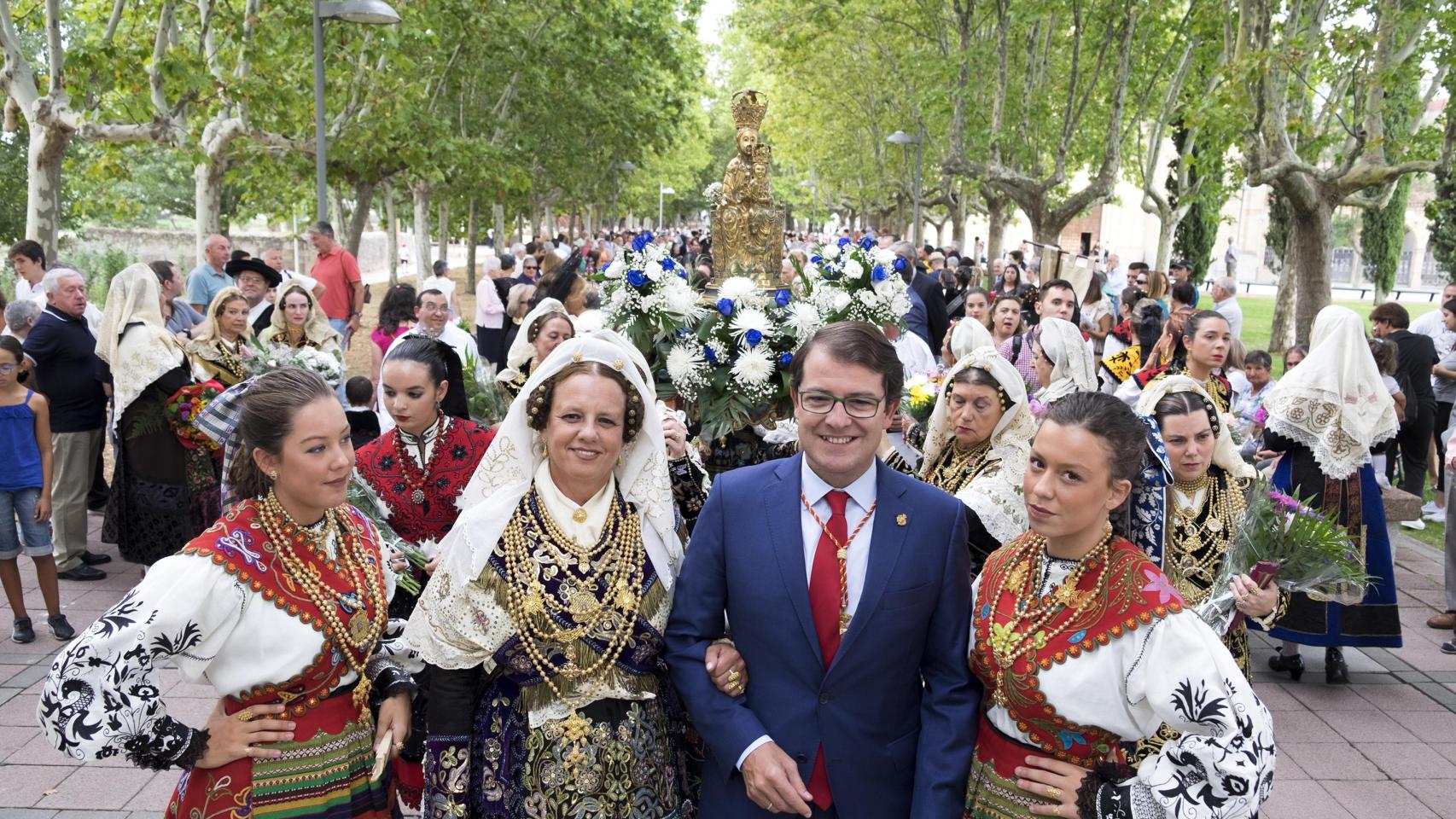 Alfonso Fernández Mañueco junto a su mujer y sus hijas, en la ofrenda floral a la Virgen de la Vega cuando era alcalde de Salamanca.