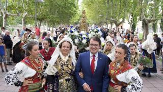 Alfonso Fernández Mañueco junto a su mujer y sus hijas, en la ofrenda floral a la Virgen de la Vega cuando era alcalde de Salamanca.