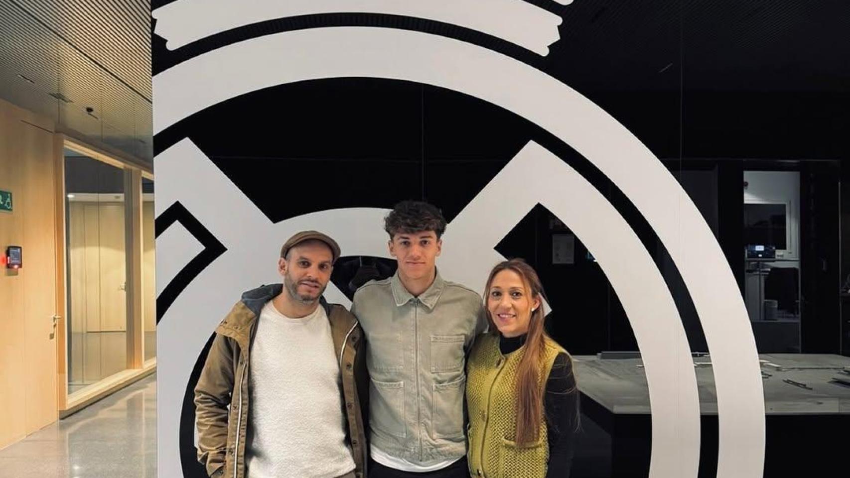 Thiago Pitarch junto a sus padres en la Ciudad Real Madrid