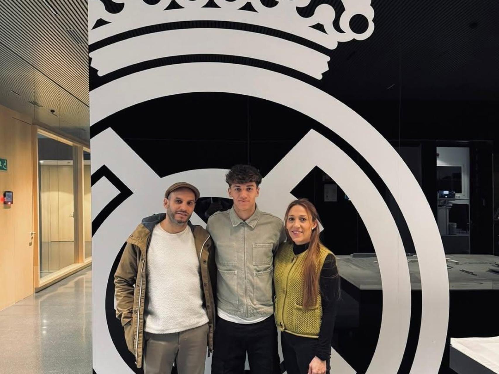 Thiago Pitarch junto a sus padres en la Ciudad Real Madrid