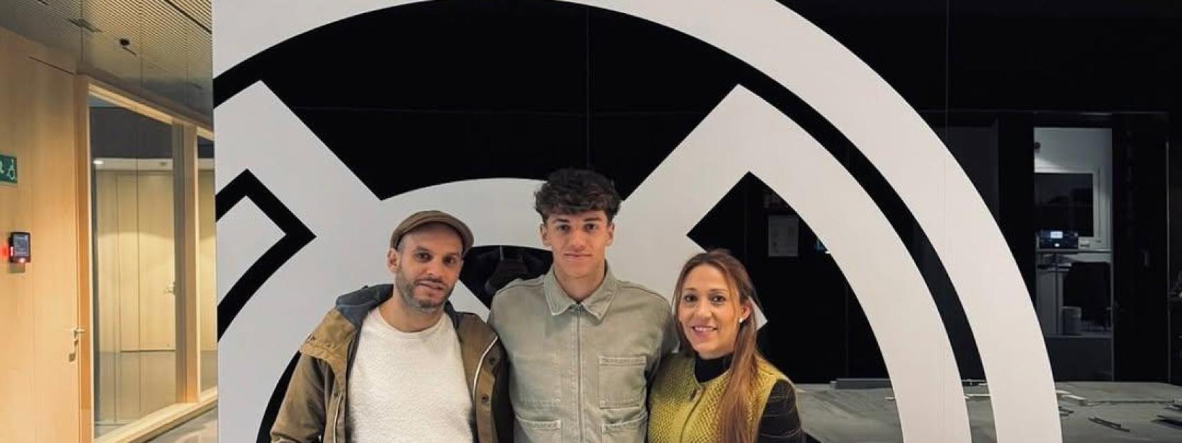 Thiago Pitarch junto a sus padres en la Ciudad Real Madrid