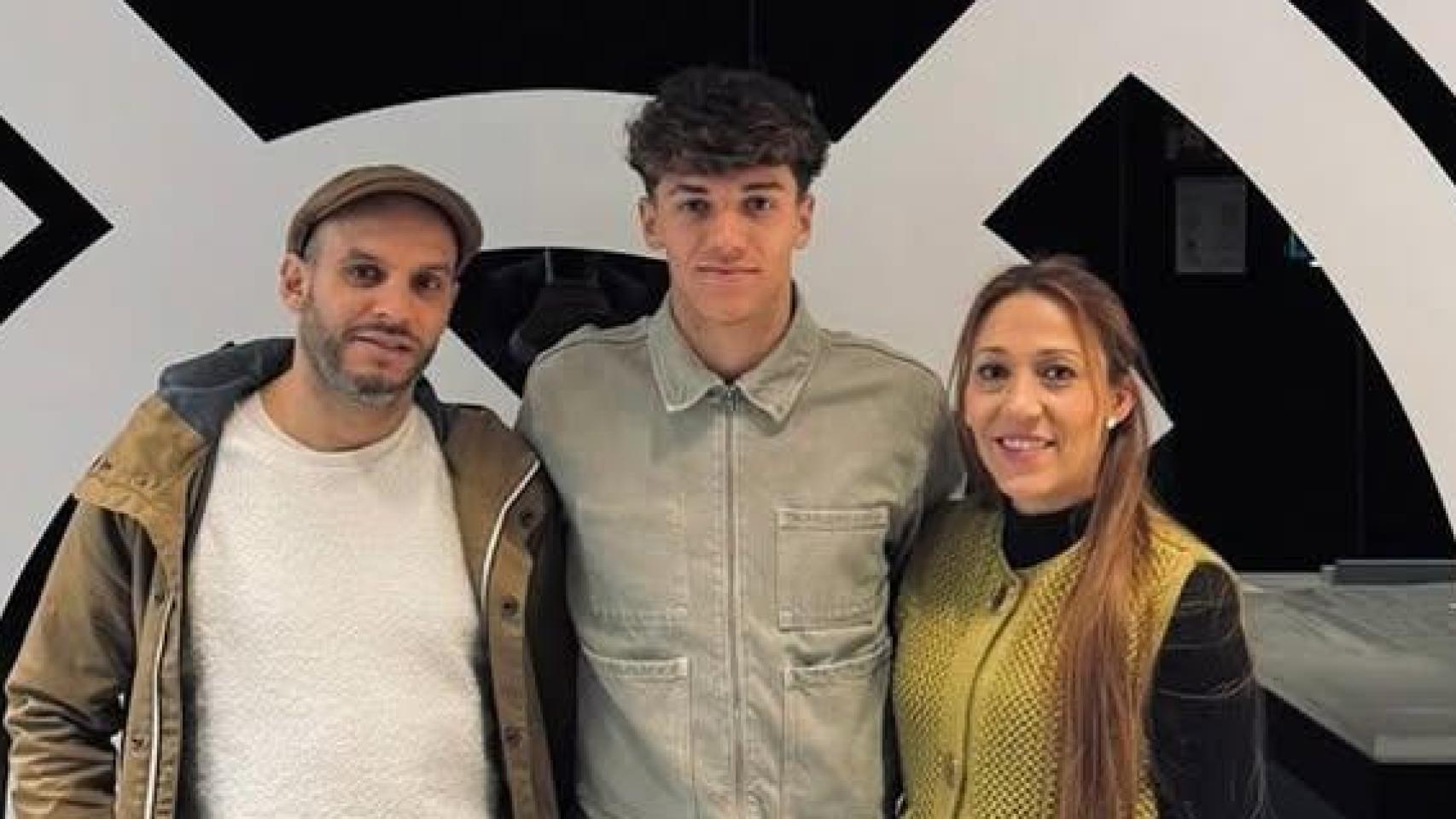 Thiago Pitarch junto a sus padres en la Ciudad Real Madrid