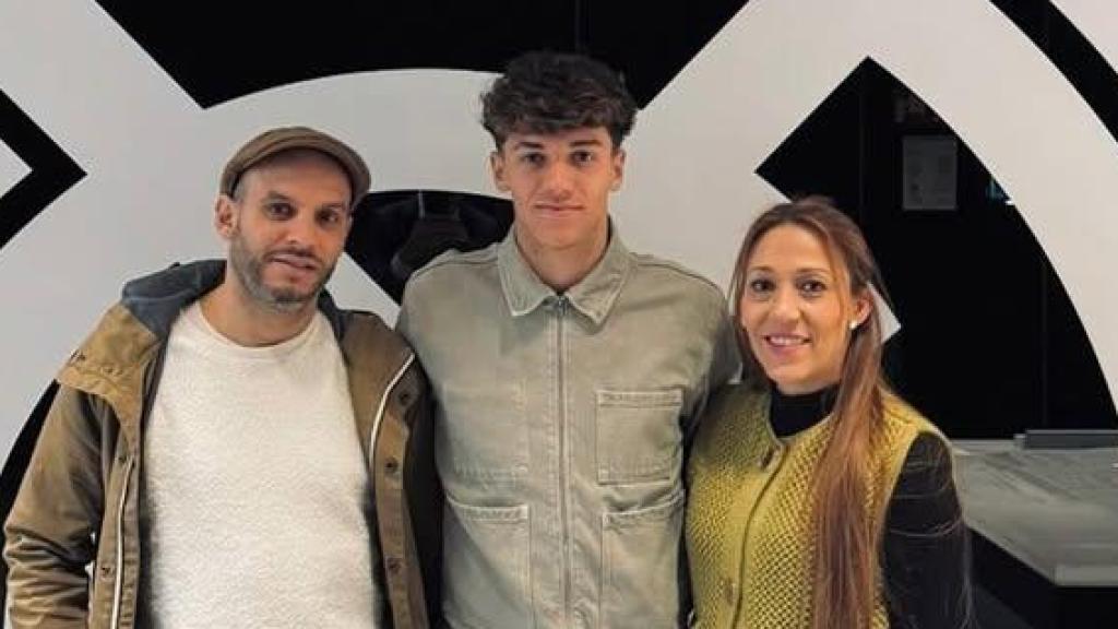 Thiago Pitarch junto a sus padres en la Ciudad Real Madrid