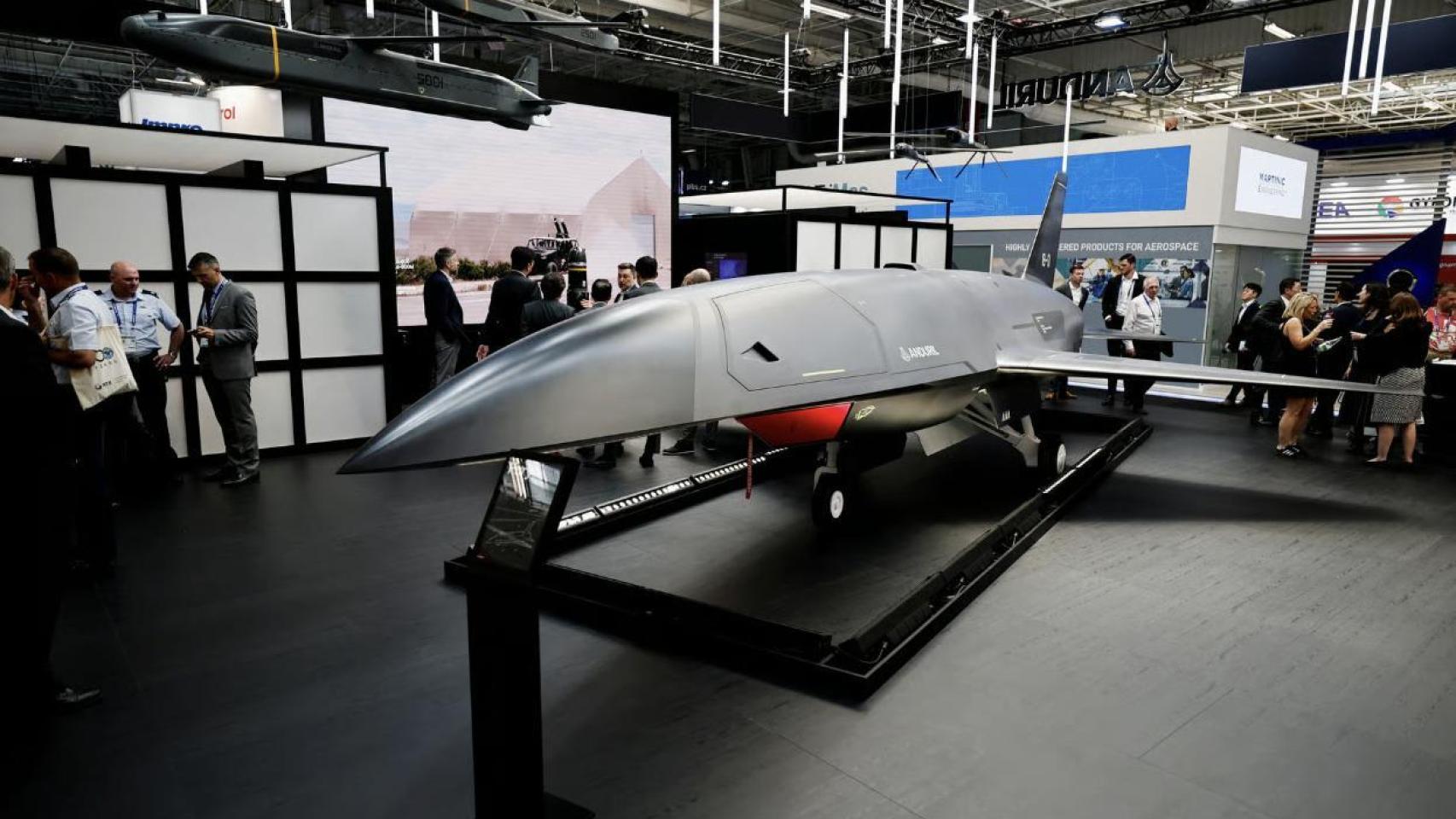 El caza autónomo Fury de Anduril se observa en un hangar del aeropuerto internacional Rickenbacker, al sur de Columbus.