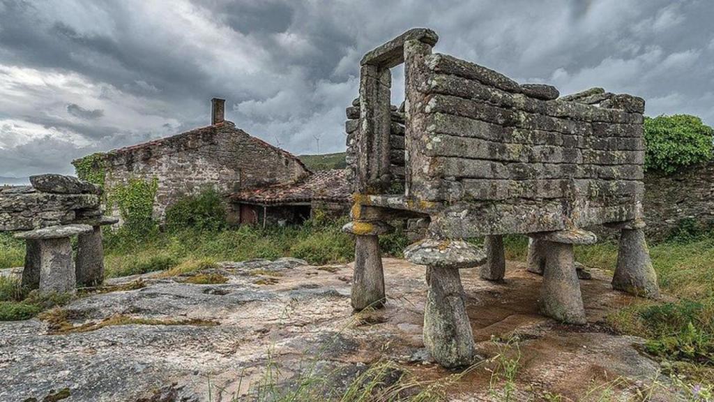 Pueblo abandonado a la venta frente a la costa de A Coruña