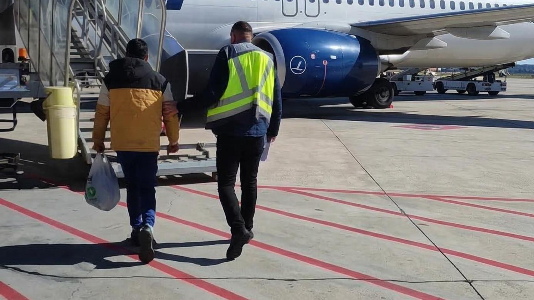 El detenido, custodiado por la Policía en su salida de España.