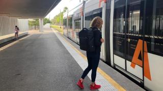 Una usuaria en la parada de TRAM de la Universidad de Alicante.