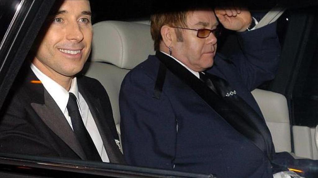 Elton John llegando a su fiesta junto a su compañero, David Furnish.