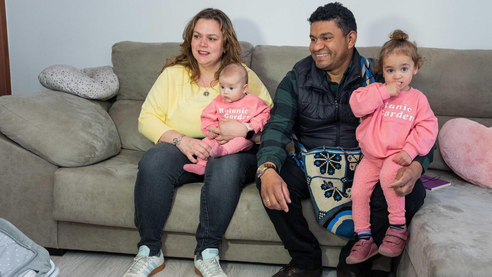 Mariela Cardona y Keissi Mendoza junto a sus dos hijas, Lucía e Irene, en Hornillos de Cerrato (Palencia)