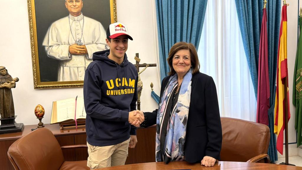 Gil Membrado junto a la presidenta de UCAM, María Dolores García
