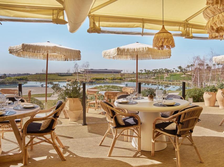 La terraza del restaurante con vistas al lago.