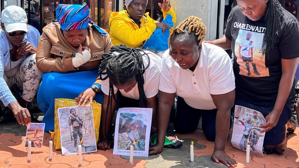 Familiares de los reclutas kenianos muertos combatiendo por Rusia.