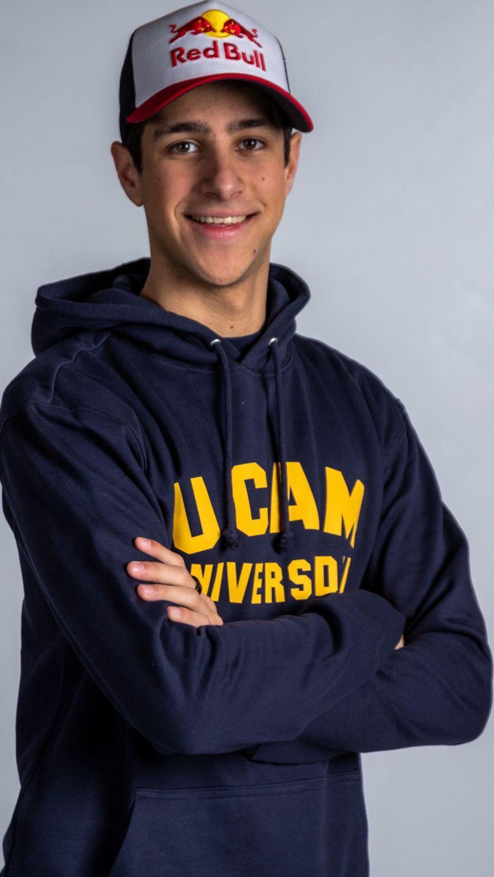 Gil con el merchandising UCAM