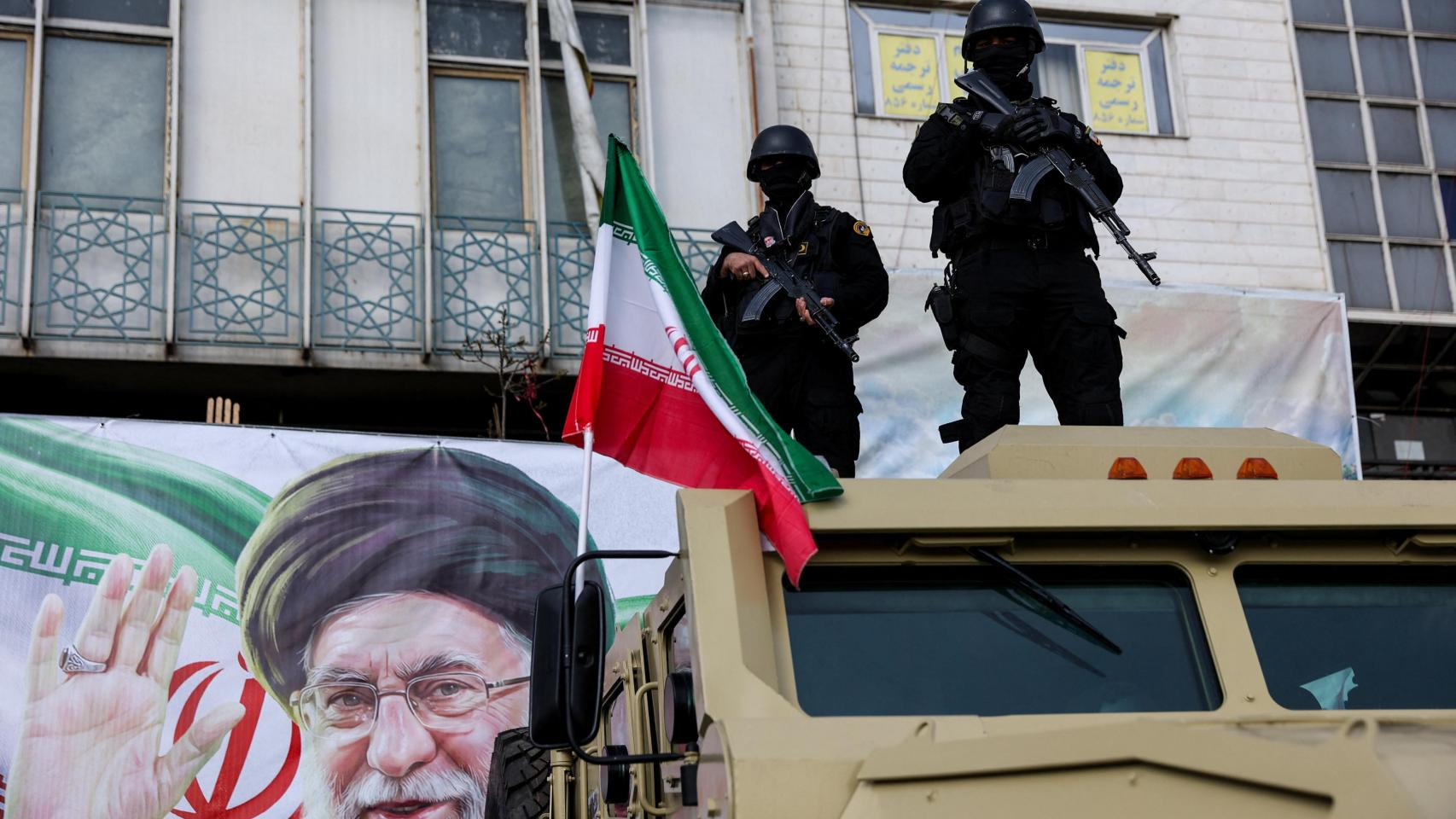 Miembros de las fuerzas de seguridad de Irán en las calles de Teherán.