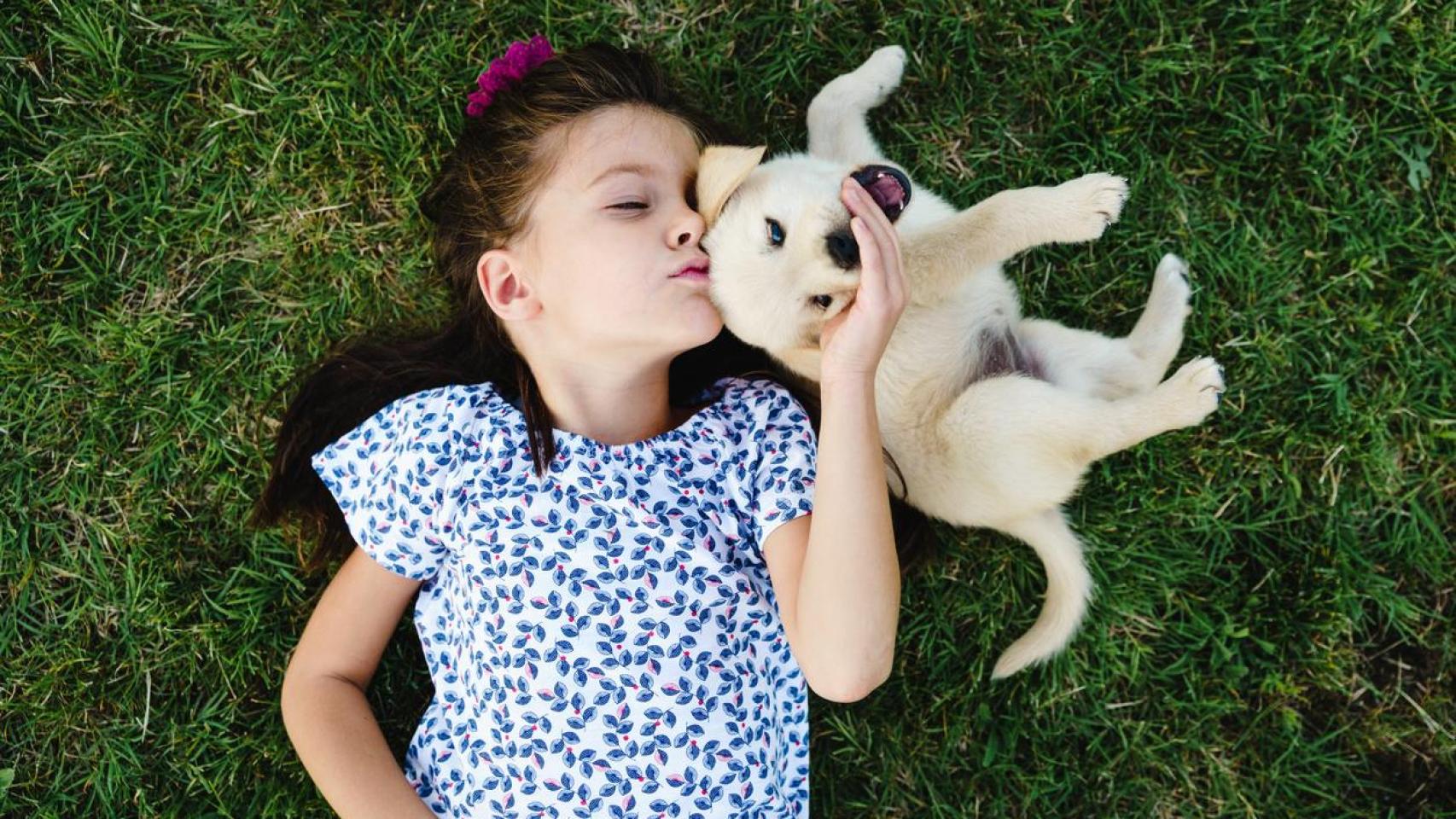 Una niña con un cachorro.