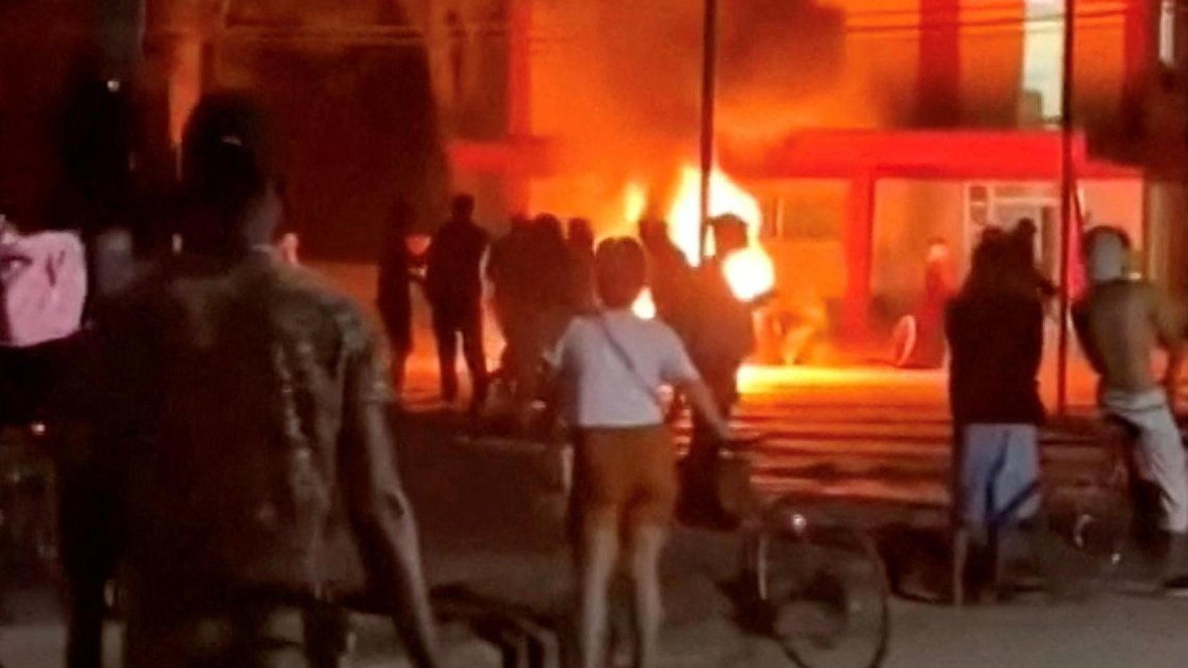 Incendio en la sede del Partido Comunista, en Morón.