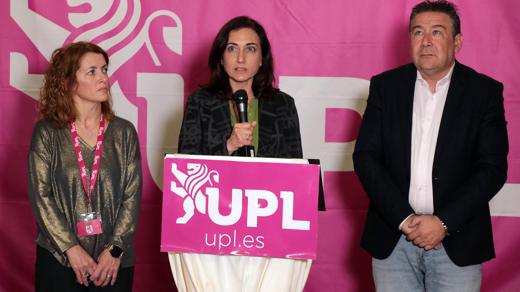 La candidata de Unión del Pueblo Leonés, Alicia Gallego, analiza los resultados de las elecciones, junto a Luis Mariano Santos y Rosa María Quintanilla.