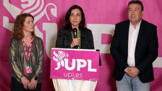 La candidata de Unión del Pueblo Leonés, Alicia Gallego, analiza los resultados de las elecciones, junto a Luis Mariano Santos y Rosa María Quintanilla.