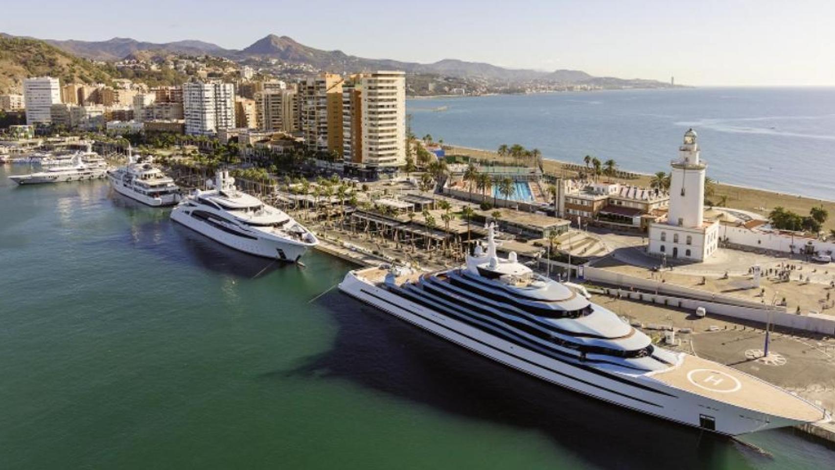 Vistas de la marina de megayates de Málaga.