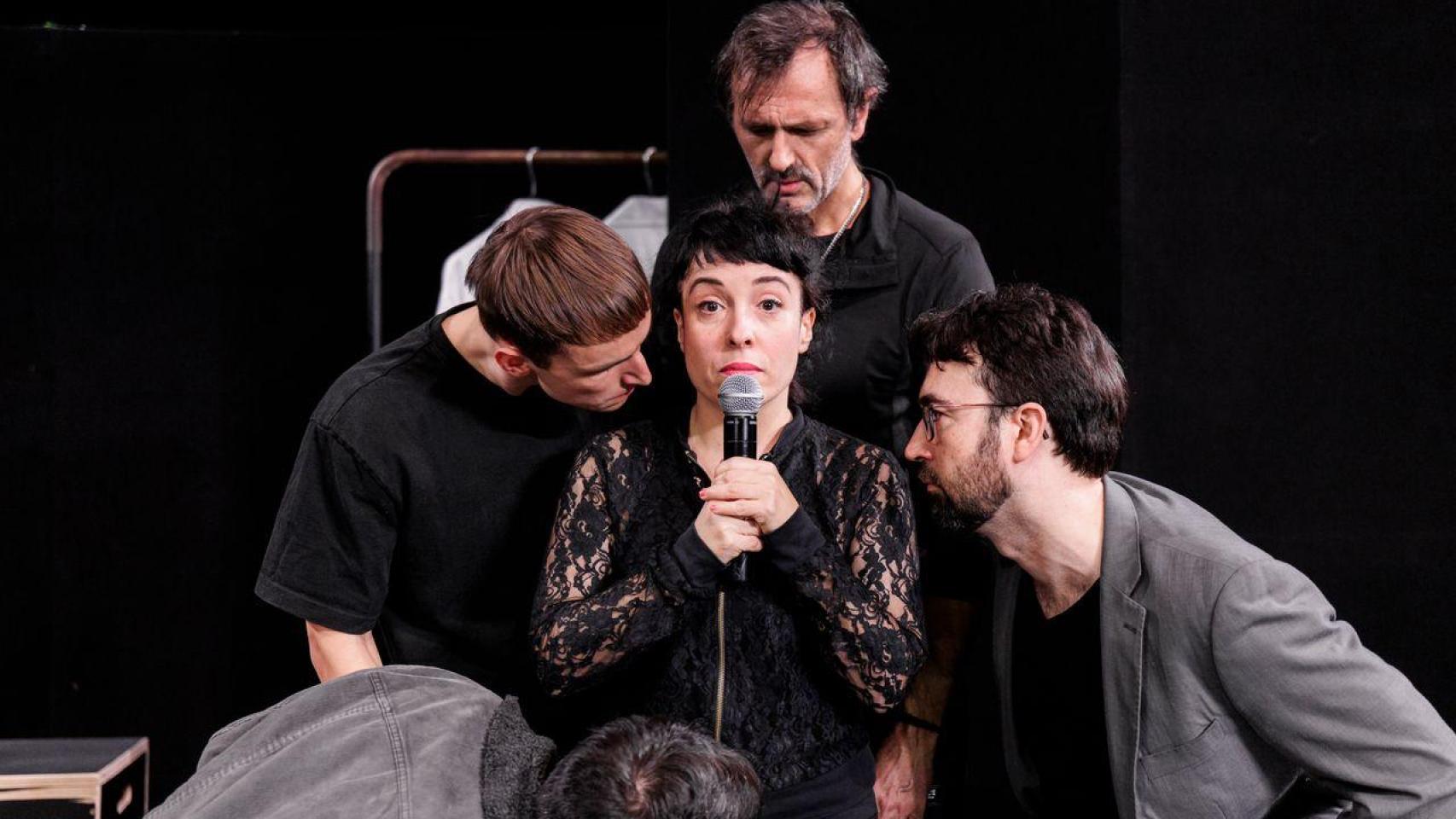 Roberto Hoyo, Txabi Pérez y José Juan Rodríguez, junto a Alda Lozano en 'Utopía en llamas'. Foto: Bárbara Sánchez Palomero