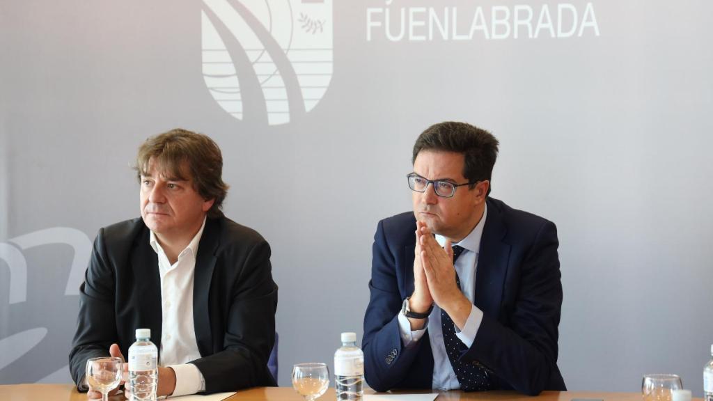 El alcalde de Fuenlabrada, Javier Ayala, y el secretario del PSOE-M y ministro, Óscar López.