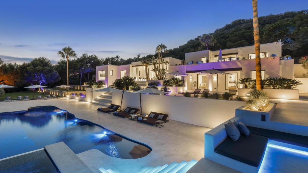 La villa de seis dormitorios se encuentra a 450 metros del mar y tiene vistas a Formentera.