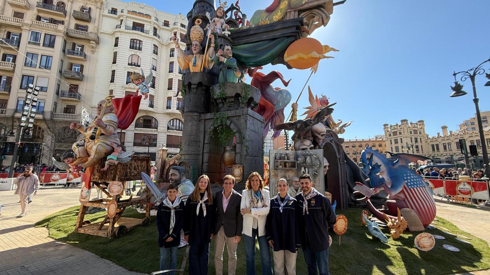 Catalá y Almeida este lunes en las Fallas de Valencia. EE