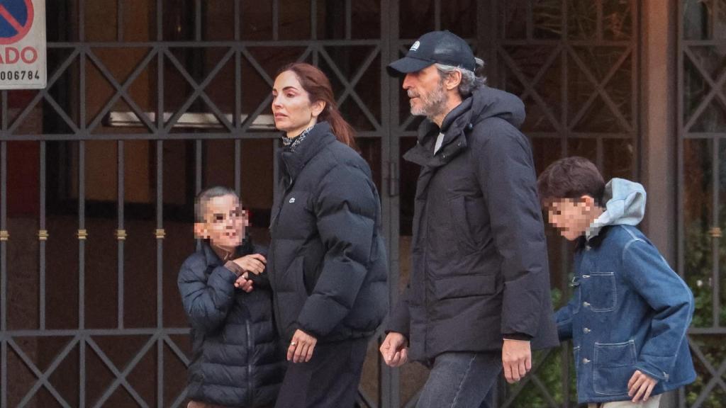 Eugenia Silva y Alfonso de Borbón paseando por Madrid junto a sus hijos.
